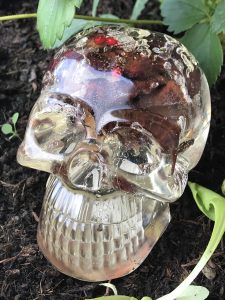 Commandez dès maintenant ce crâne décoratif en résine époxy transparente et laissez sa beauté envoûtante et son symbolisme mystérieux.