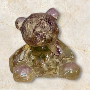 L'ours aux multiples facettes avec une inclusion de f